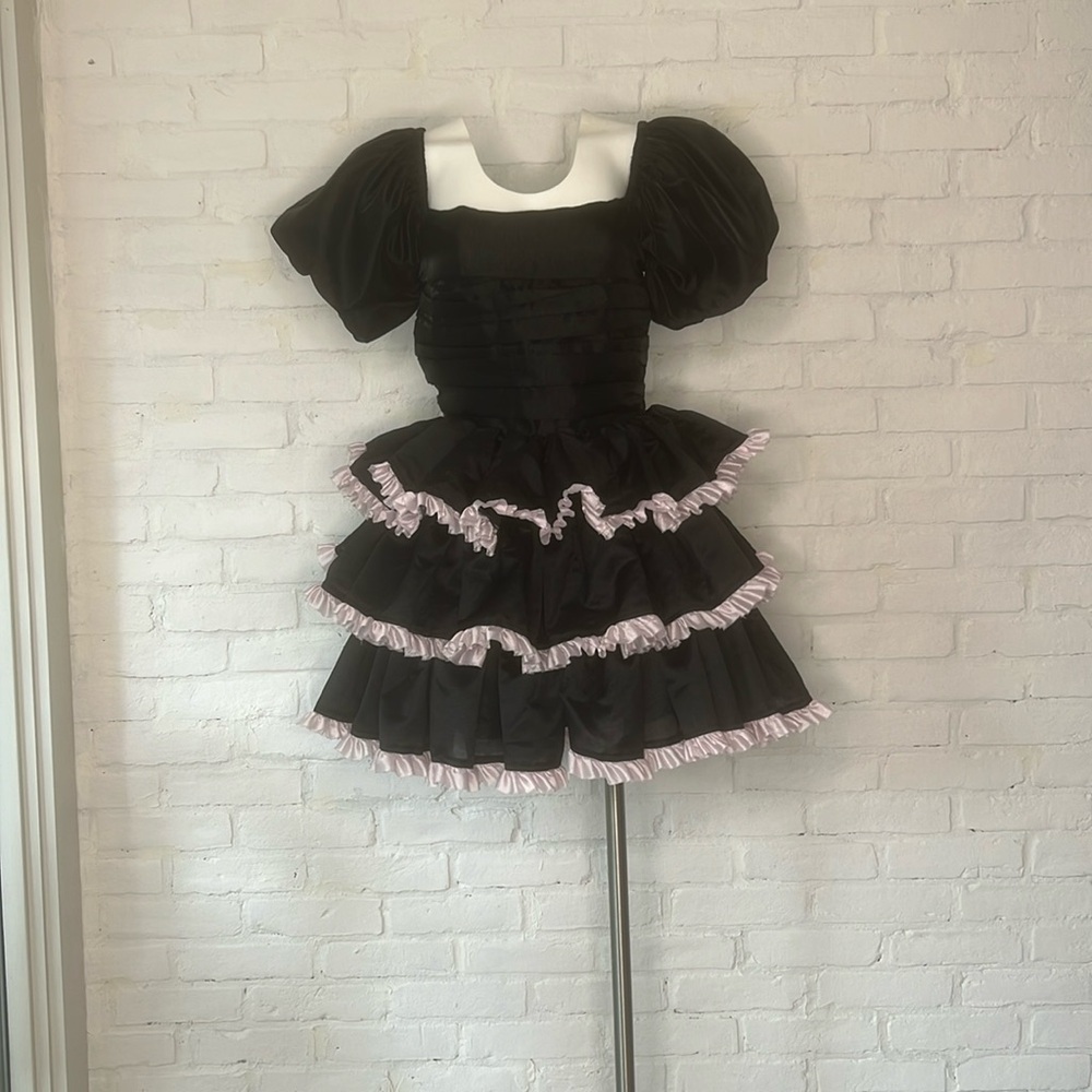 I am selling a Madeleine Simon Studio sample.